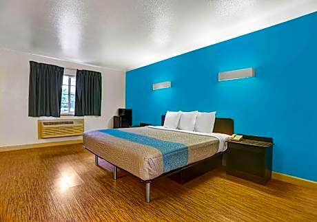 1 KING BED | MOBILITY ACCESSIBLE TUB SMK