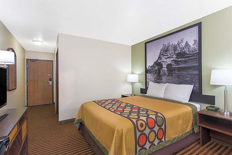 Super 8 by Wyndham Eau Claire I-94