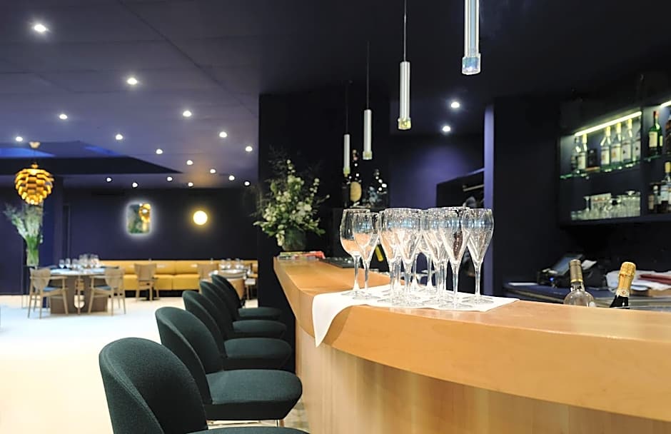 Hotel Eastside (free parking garage)