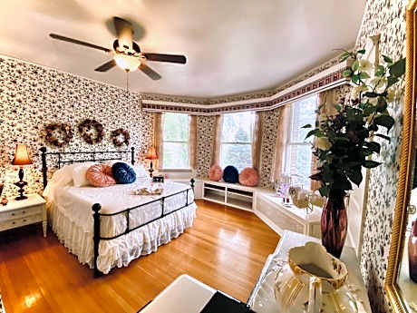 Deluxe Queen Suite
