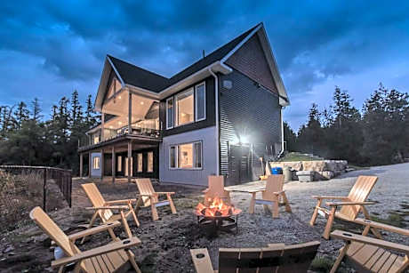 Huronia Luxury Lakefront Views & Game Room!