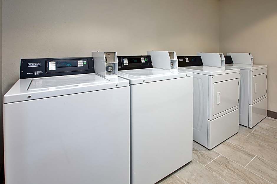 Holiday Inn Express & Suites Milwaukee NW - Park Place By IHG