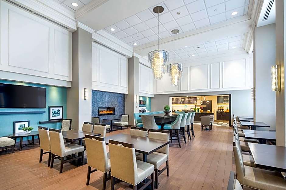Hampton Inn & Suites by Hilton Toronto Airport