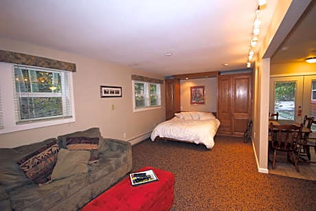 Queen Studio with Spa Bath