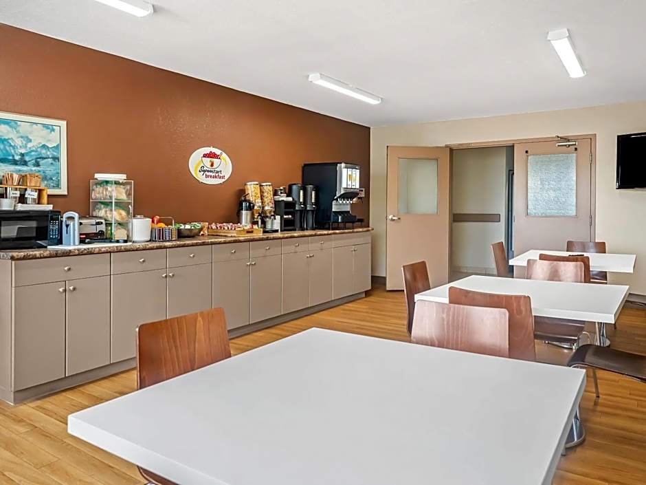 Super 8 by Wyndham Meadow Lake