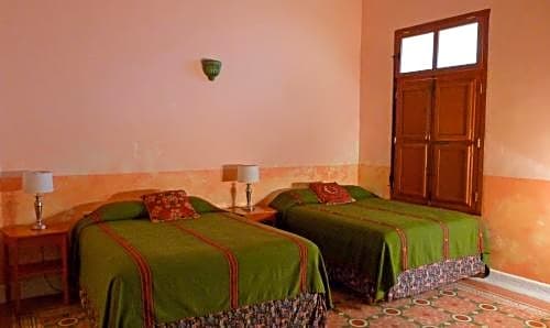 Hotel Medio Mundo