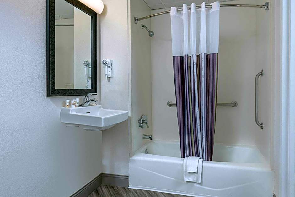 La Quinta Inn & Suites by Wyndham Clifton