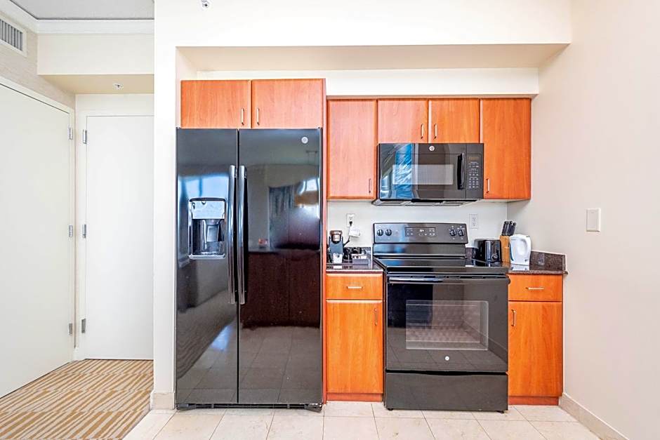 TRUMP INTL 2 BEDROOM APARTMENT 1600 Sqf Ocean and Bay View