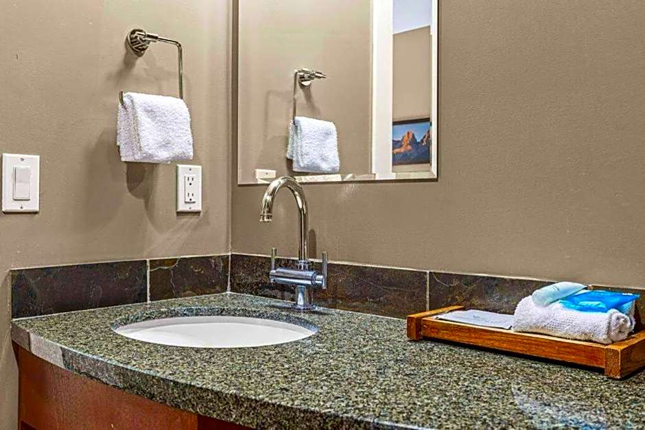 Gorgeous Mountain Condo - Hot Tub & Pool managed by Little Sister Getaways