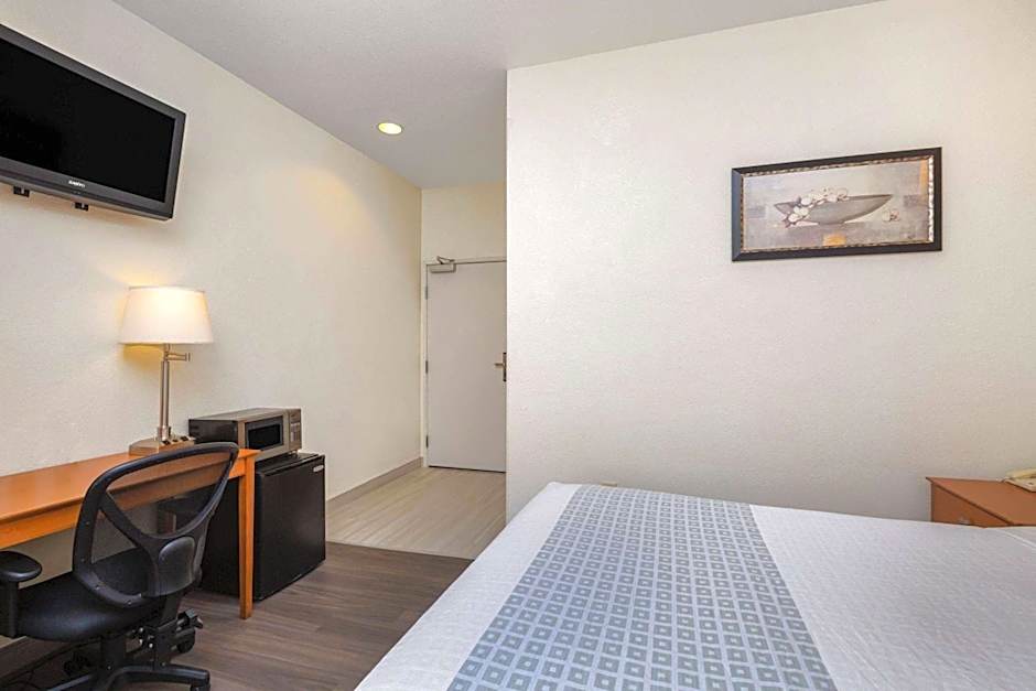 La Quinta Inn & Suites by Wyndham Tulare