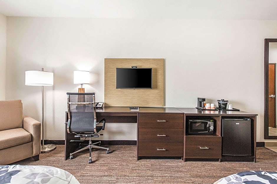 Photo 1 of 4 of 2 Queen Beds, Accessible
