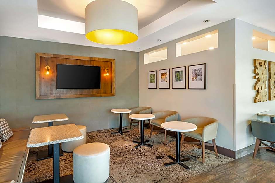 Best Western Plus Cottontree Inn