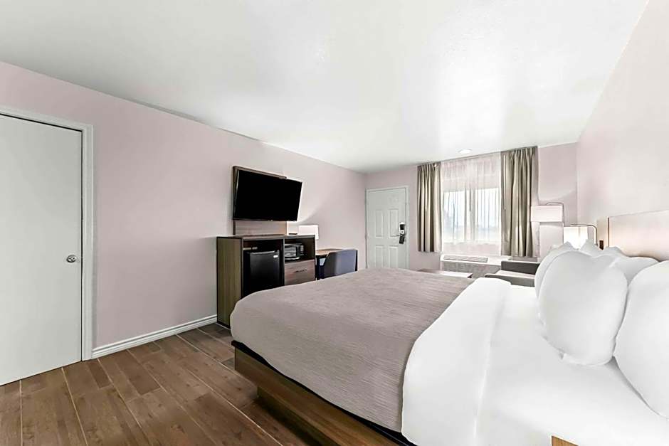 Quality Inn & Suites Port Lavaca near Lighthouse Beach