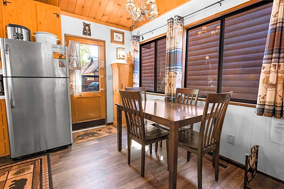 The Cuddle Inn - True feeling of a great cabin! Beautiful and homey! Walking distance to the lake!