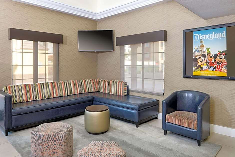 Best Western Plus Raffles Inn & Suites