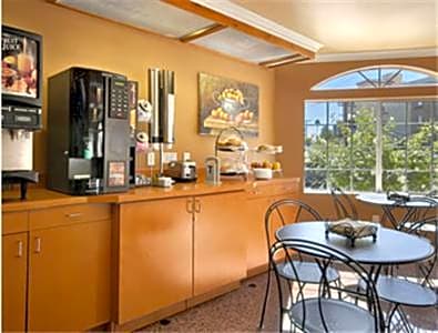 Super 8 by Wyndham Los Angeles Downtown