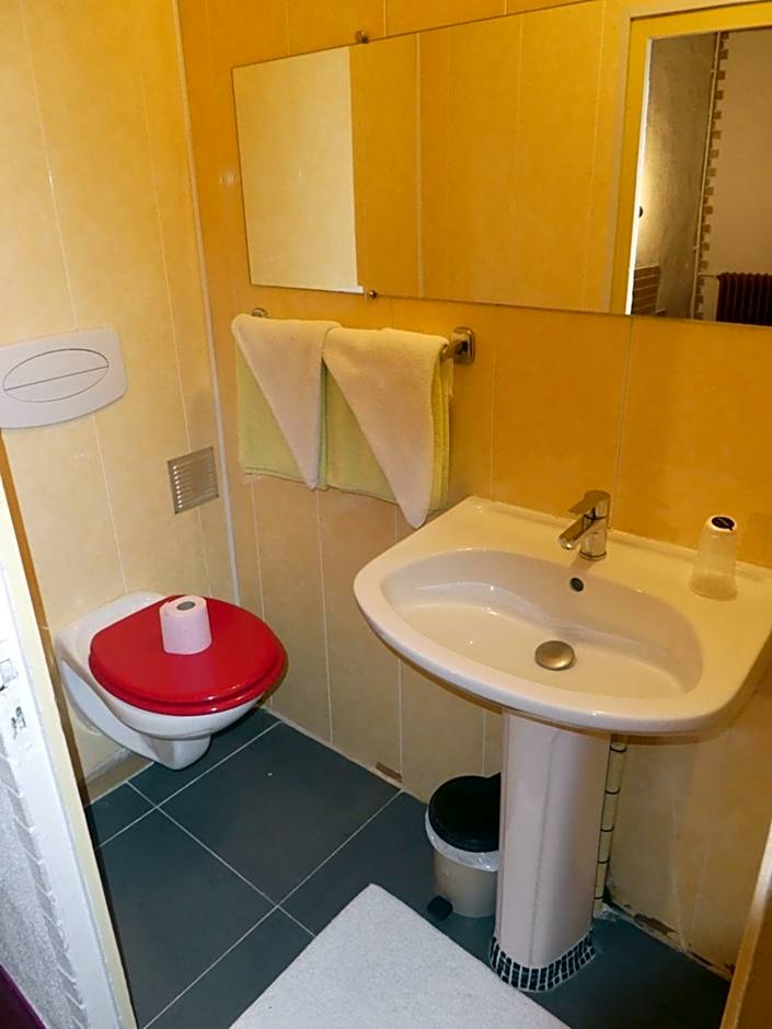 eTANIT ! Parking VélO, Etape Bicycle - 1mn a toute Connection Bus,Train et Aéroport - Calme Plein Centre de Beziers pour visiter,manger - Chambres Climatisées, Spacieuses Amenagees pour Singles, Couple, et ou Familles - Consigne et Petit Dej en plus