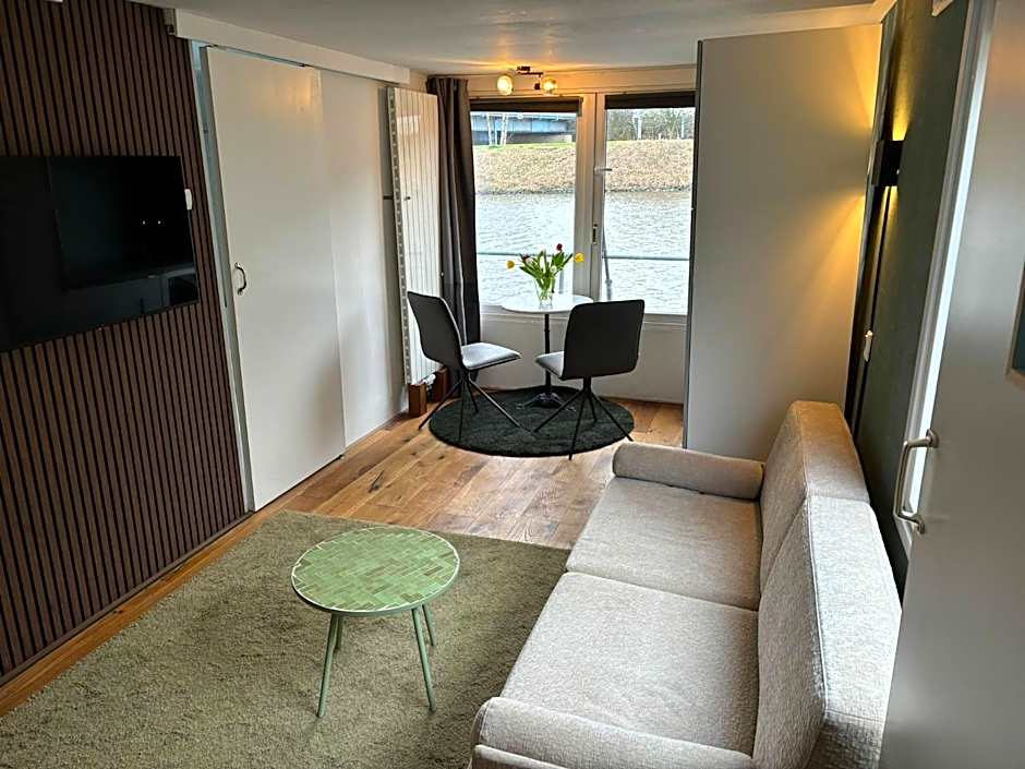 Luxury studio on Robs houseboat special for couples