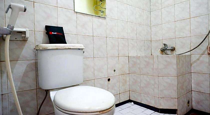 RedDoorz Plus near Stadion Wijaya Kusuma