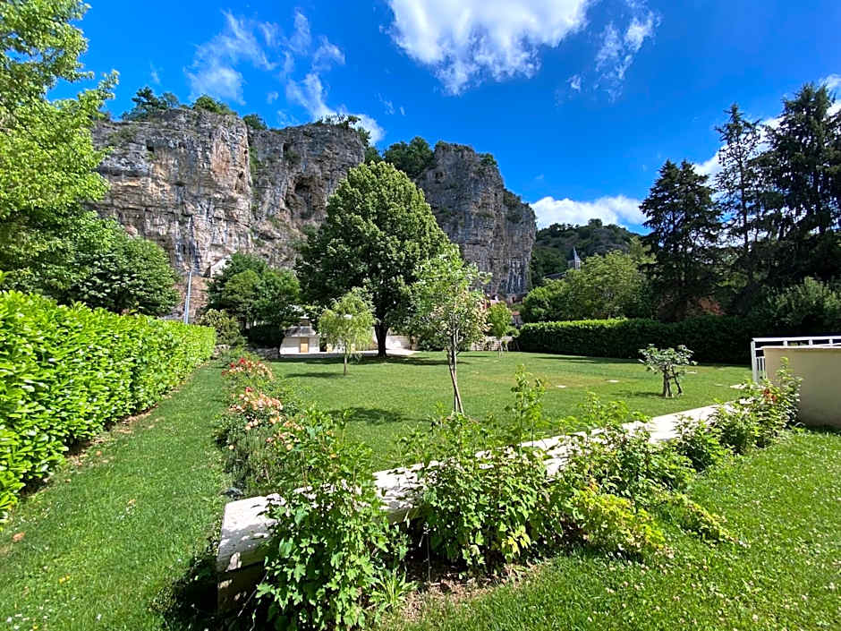 Logis Hôtels - Hôtel Restaurant Domaine Les Falaises