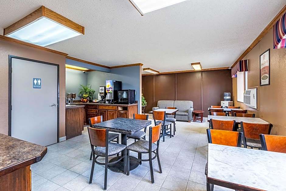 Econo Lodge Inn & Suites Auburn