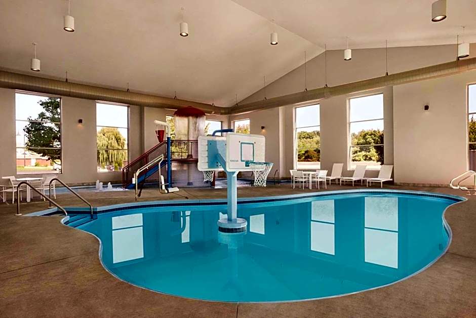 Country Inn & Suites by Radisson, Madison Southwest, WI