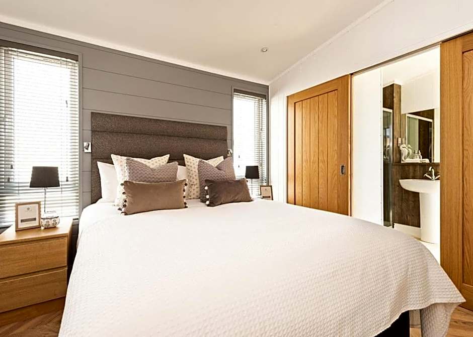 Midsomer Lodges