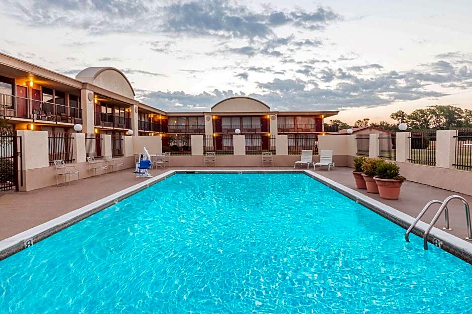 Days Inn by Wyndham Hillsboro TX