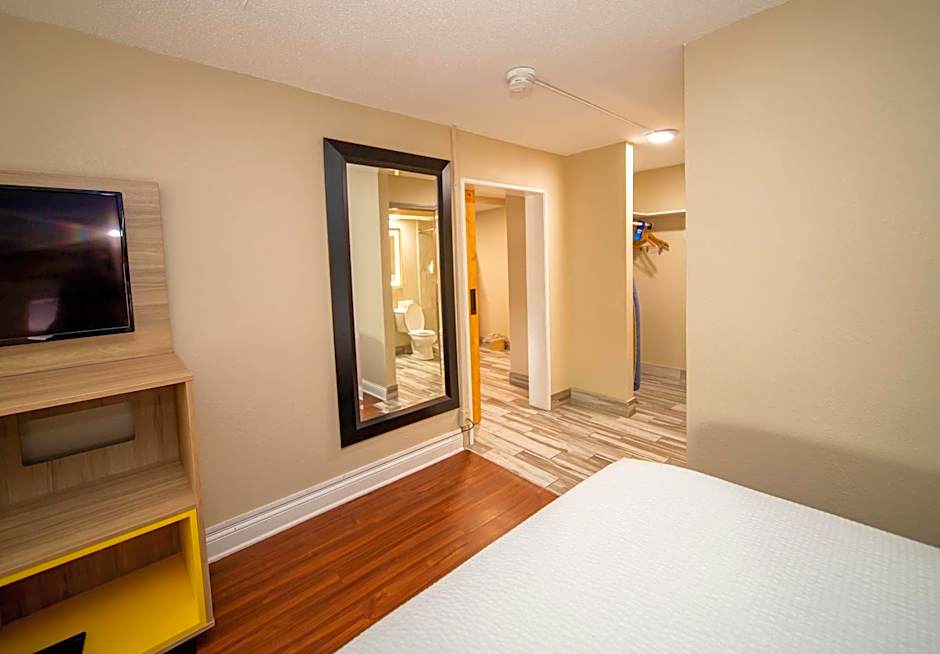 Days Inn and Suites by Wyndham Hammond, IN