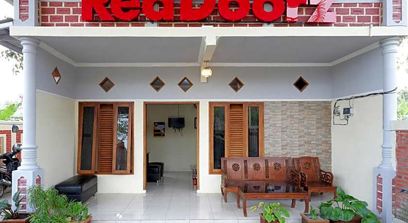 RedDoorz Syariah near Alun Alun Pacitan 2