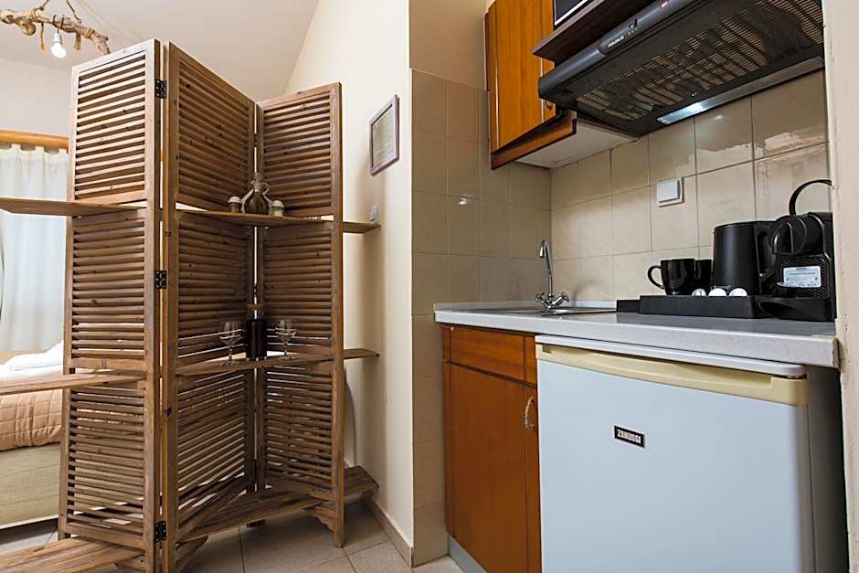 Arodamos Studios & Apts