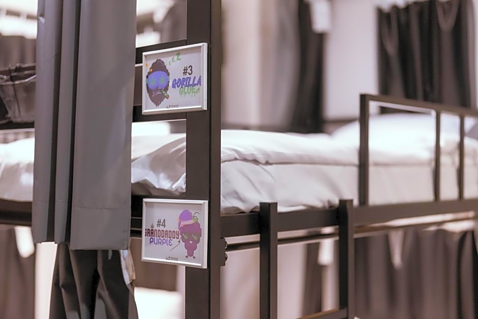 420 Hostel - Ekkamai Buds & Beds