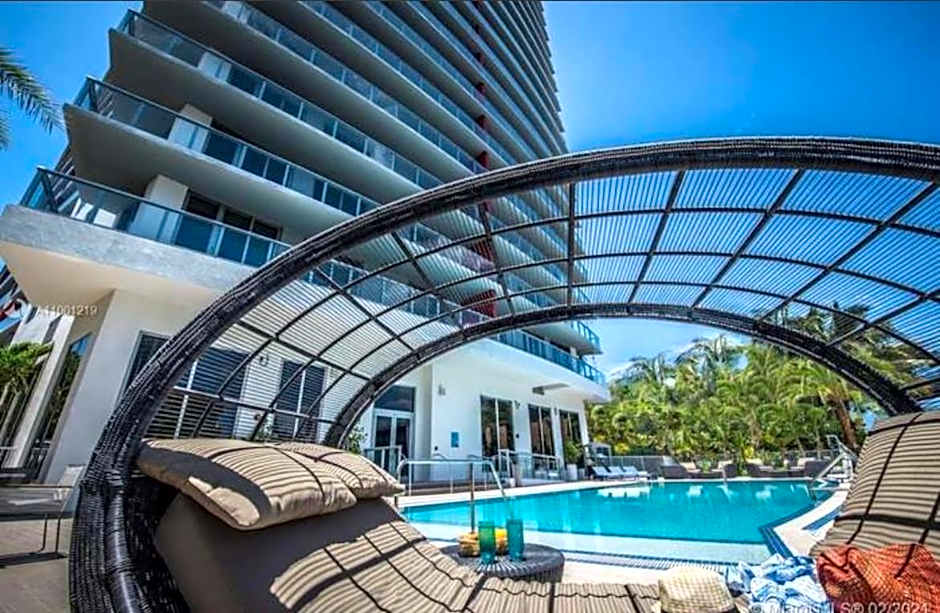 Stunning Penthouse Suite Waterfront 2BD 2BA