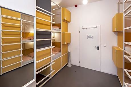 6-Bed Room