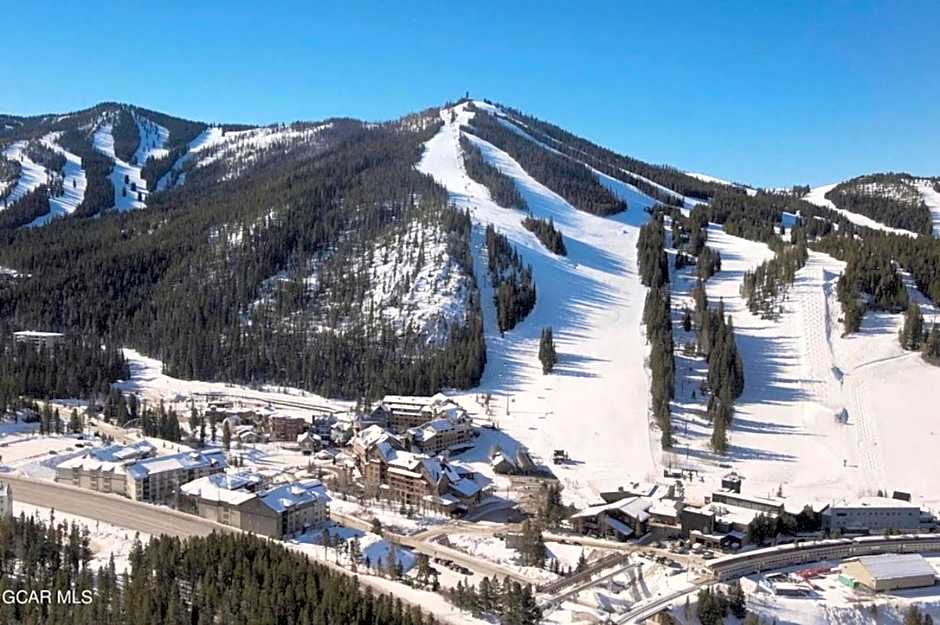 Comfy condo next to Gondola