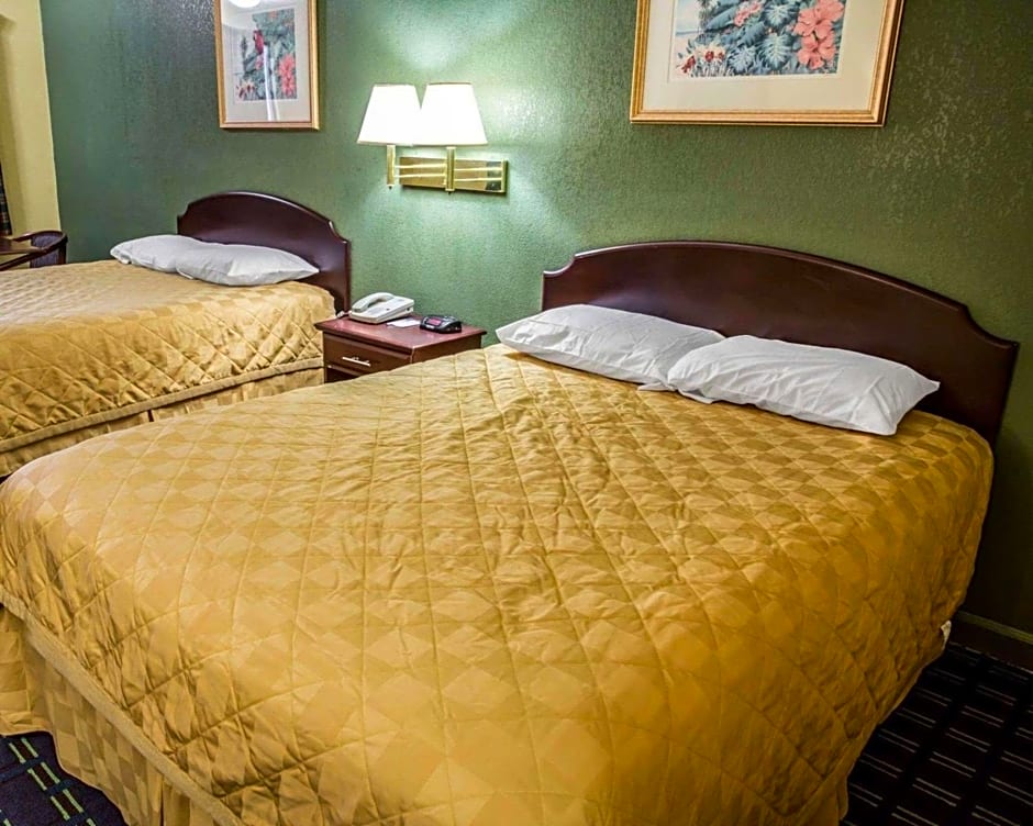 Rodeway Inn & Suites Plymouth Hwy 64