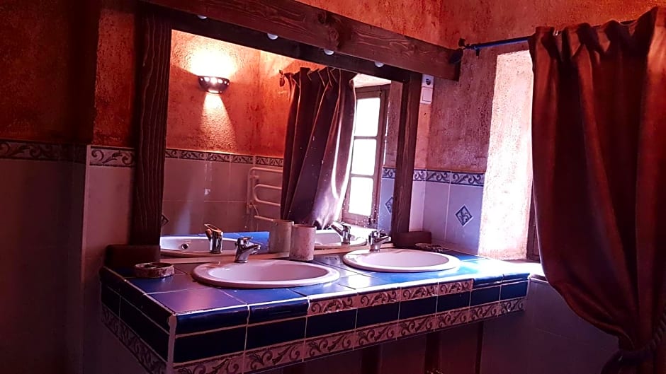 Suite Médiévale 40m2 chambre d' hôte du Mas Fabrègue