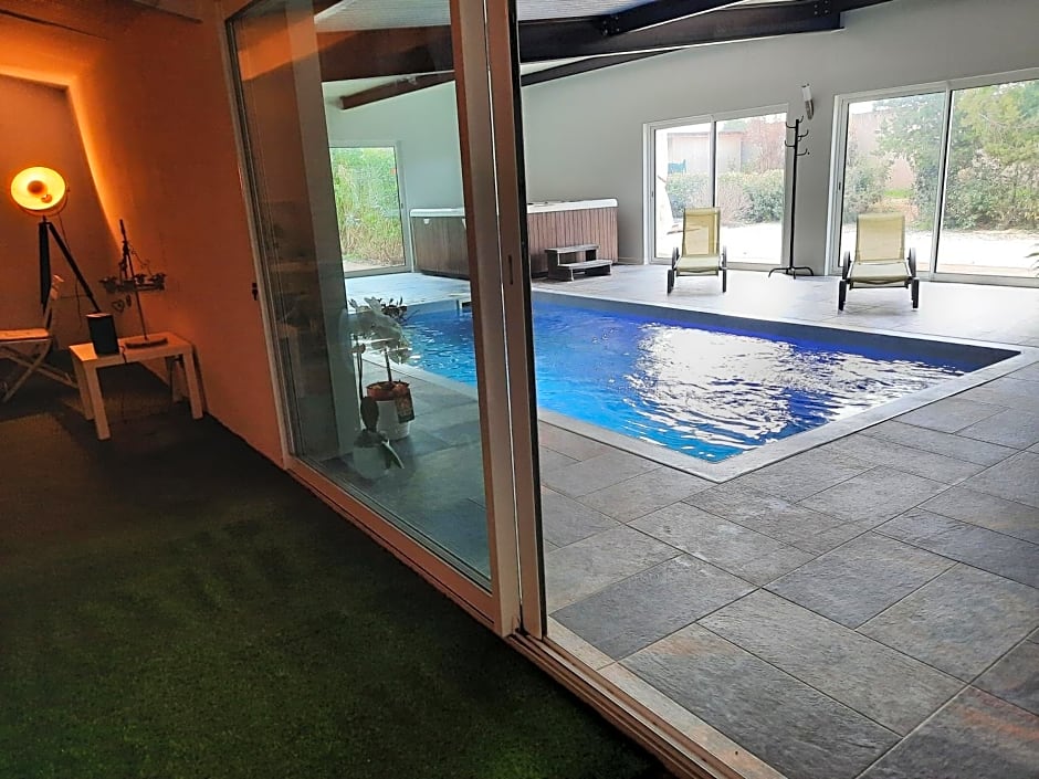 La ptite adresse Love Room 150 M2 Piscine Intérieure chauffé Privée & Spa Privée Parking Gratuit