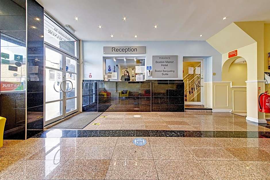 OYO Bostons Manor Hotel