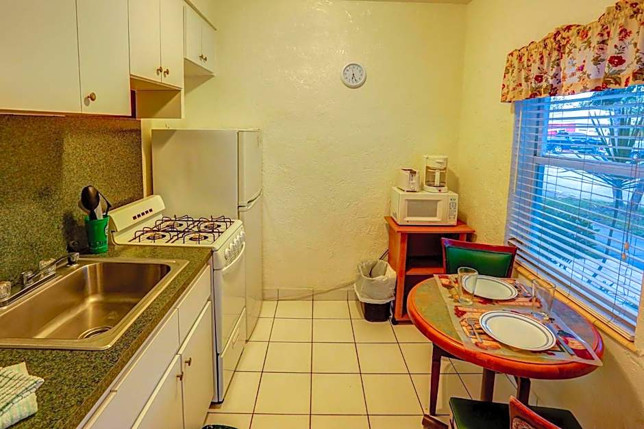 Richard's Motel Courtyard