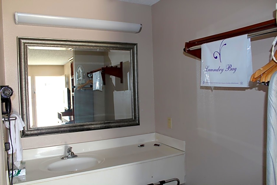 Carom Inn a Travelodge by Wyndham Denham Springs-Baton Rouge