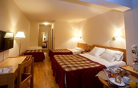 QUADRUPLE ROOM (3 ADULTS + 1 CHILD)