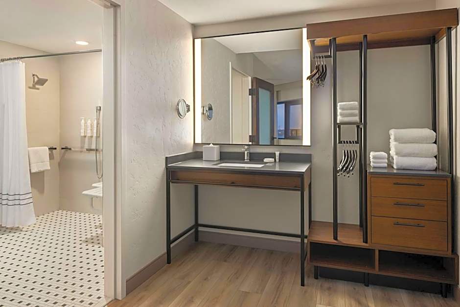 Oshkosh Marriott Waterfront Hotel & Convention Center