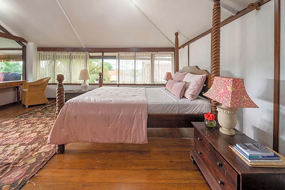 Spacious rustic Balinese villa with large pool