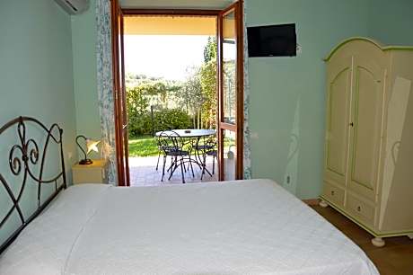 One-Bedroom Apartment with Garden