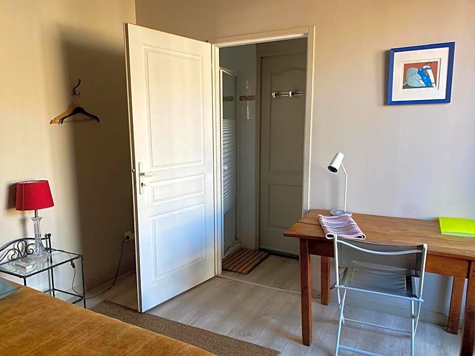 Proche du centre , au calme, Chambre indépendante avec Salle de bains -Petit déjeuner-Grande Terrasse