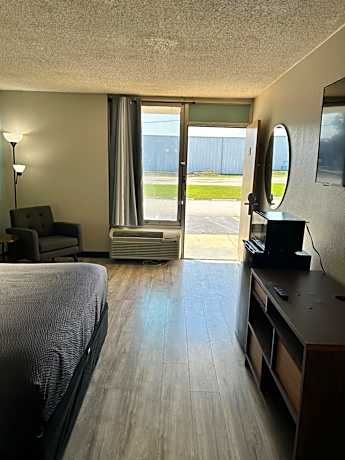 Queen Room with Bath Tub - Mobility Accessible/Non-Smoking