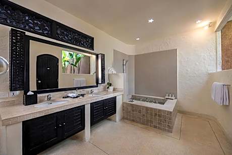 8 Bedrooms Pool Villa (Connecting 2 units 3 Bdrm Villas and 1 unit of 2 Bdrm Villa) (8 King Beds)