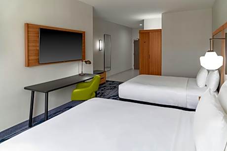 Queen Room with Two Queen Beds and Adapted Tub - Mobility Accessible