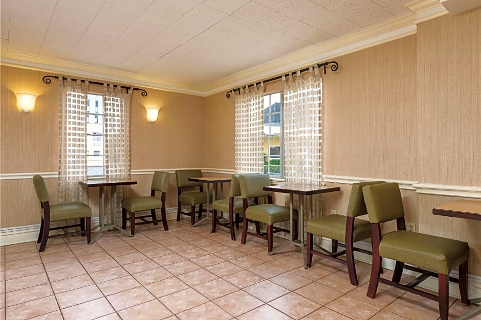 La Quinta Inn & Suites by Wyndham New Orleans Causeway
